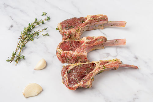 Lams Frenched Racks Gemarineerd – Premium & Vol van Smaak — halal vlees | Sardi Amsterdam
